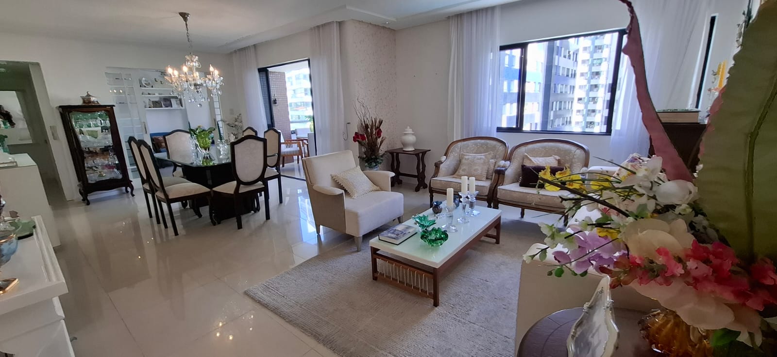 PITUBA APTO Localização Privilegiada - 143,22 m² - 4/4 sendo 03 Suítes 01 quarto revertido Home Theather/sala TV