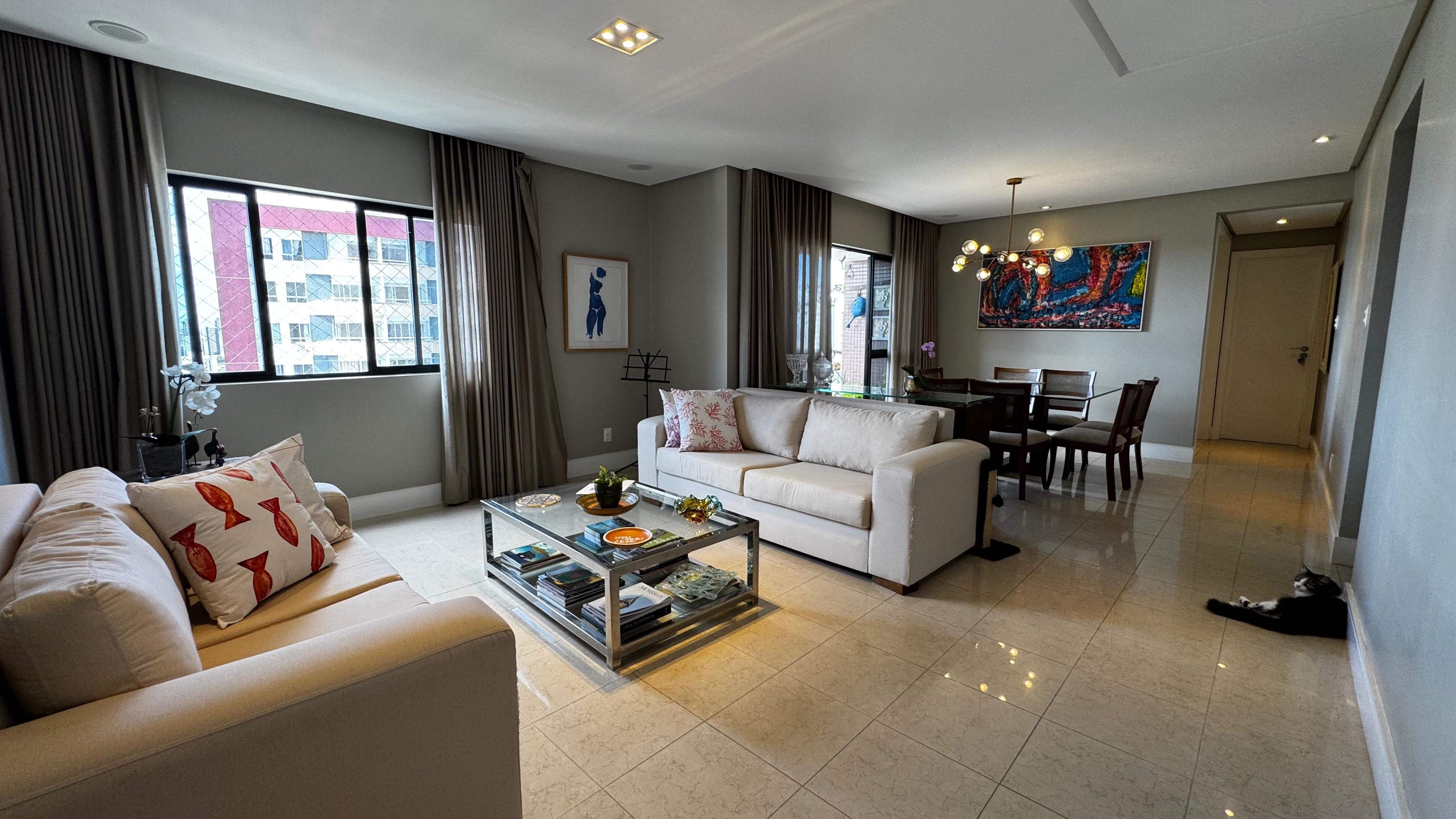 PITUBA APTO com 4/4, sendo 3 suítes, sala ampla em dois ambientes, lavabo, varanda, ampla cozinha, área de serviço, dependência completa.